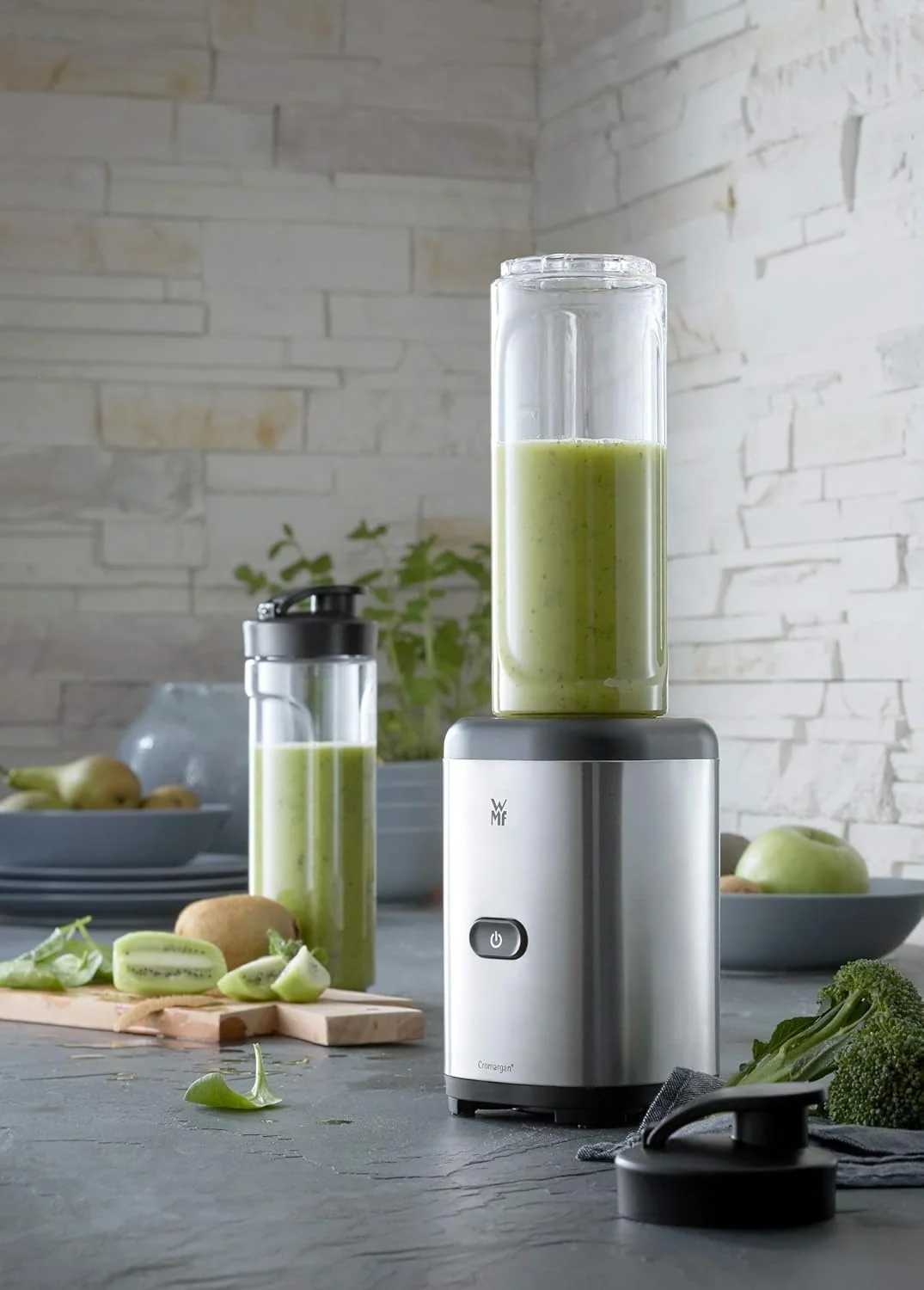 WMF Kult X Mix & Go Mini Smoothie Maker, Standmixer, Blender elektrisch, Shake Mixer 300 Watt Leistung, Tritan-Kunststoff Flasche 600ml, auslaufsicherer Schraubdeckel, rutschfeste Füße, Silber/Schwarz