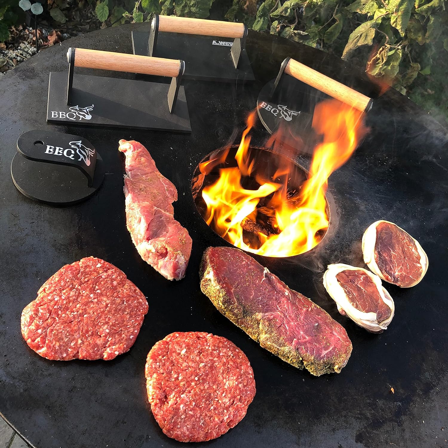 Feuerplatte für Kugelgrill Handgriffe 90 cm, 5 mm Stärke #921 – INKL. Grilleinsatz, Grillplatte für Feuertonne & Feuerschale, Massive Stahlplatte Plancha Grillring für BBQ & Teppanyaki