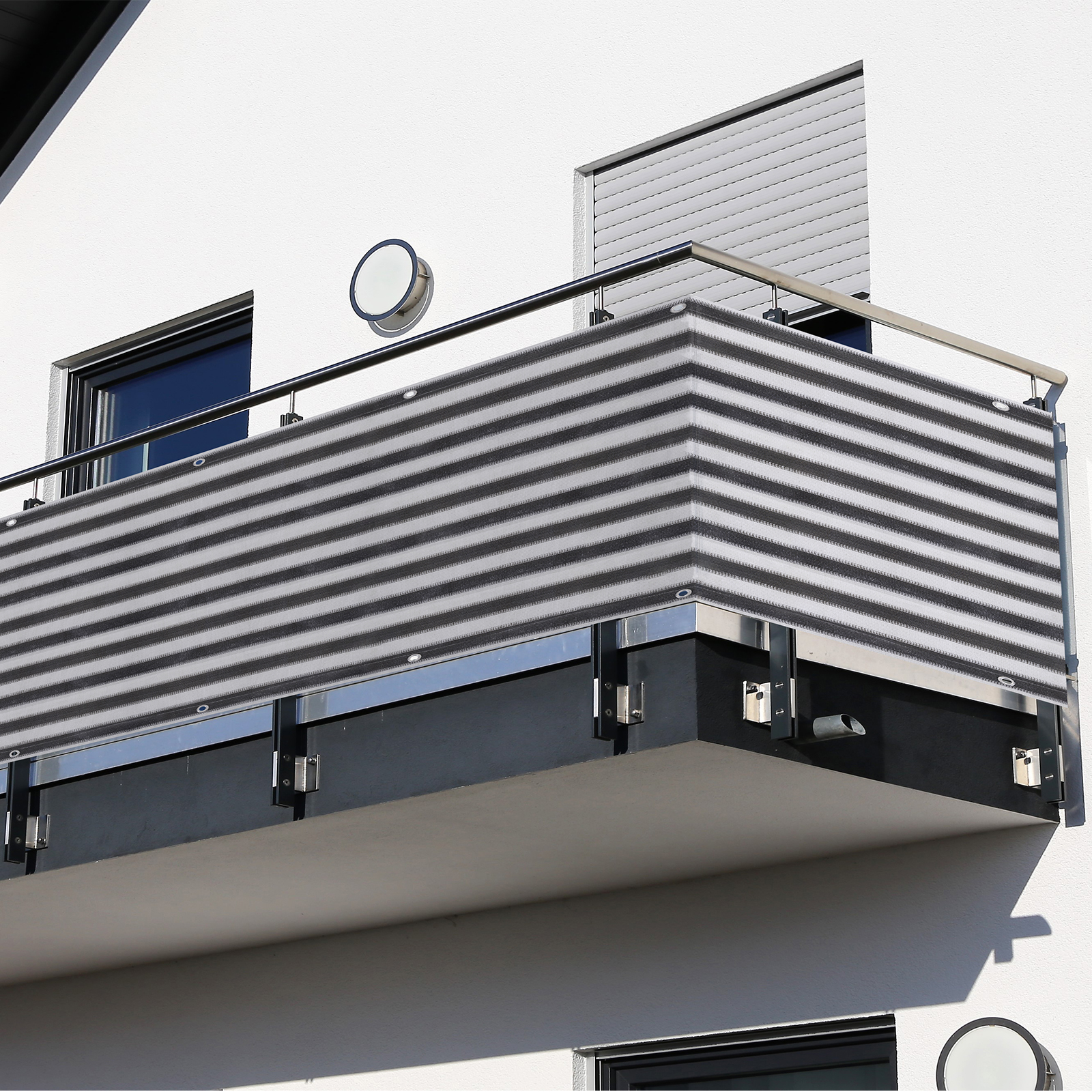 Outsunny Set mit 2 verstärkten blickdichten Balkon-Sichtschutzblenden aus HDPE mit 52 Ösen + 4 Schnüren, Maße 5L x 0,90H m Grau Weiß gestreift