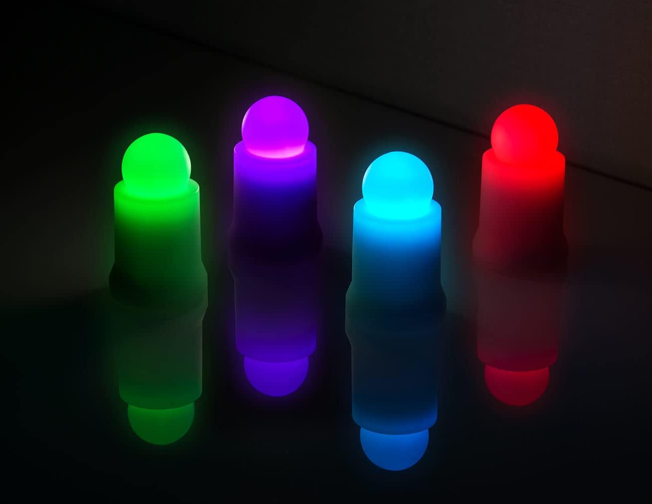Lunartec LED Kerze Ladestation: 16er-Set wetterfeste LED-RGBWW-Kerzen mit Akku und Ladeschale, App (aufladbare Kerzen-Sets, mit Ladestation, Flamme)