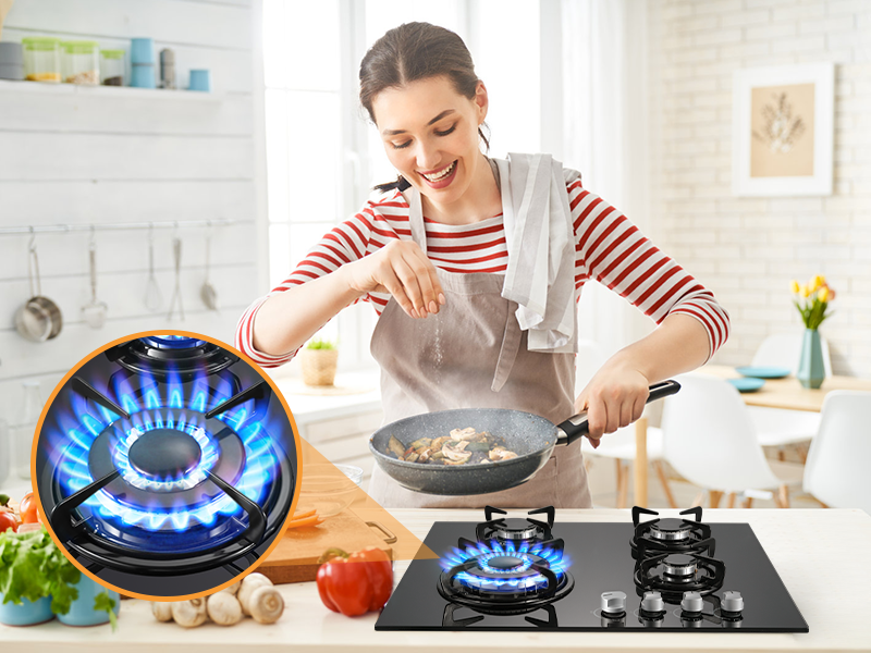 Fornello a gas con fiamme blu. Donna che cucina in padella. L'immagine circolare inserita mostra il primo piano del bruciatore a gas