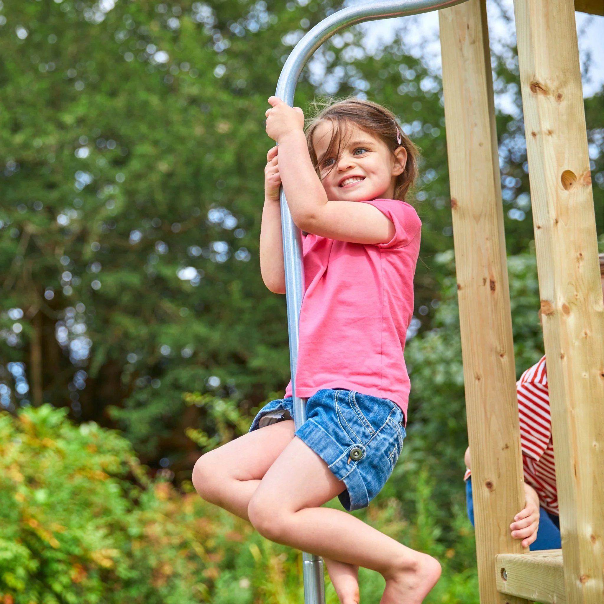 TP Castlewood Ludlow Houten Klimrek met Enkele Schommel en Glijbaan ?C FSC? gecertificeerd