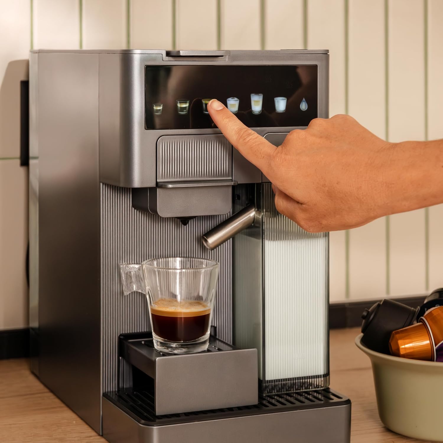 Cecotec Macchina per Caffè Espresso - Macchina Caffè a Capsule FreeStyle Latte T. 1350W, 20Bar, Serbatoio 1,6L di Acqua e 400ml di Latte, Compatibile con Caffè Macinato, Dolce Gusto, Nespresso e K-Fee