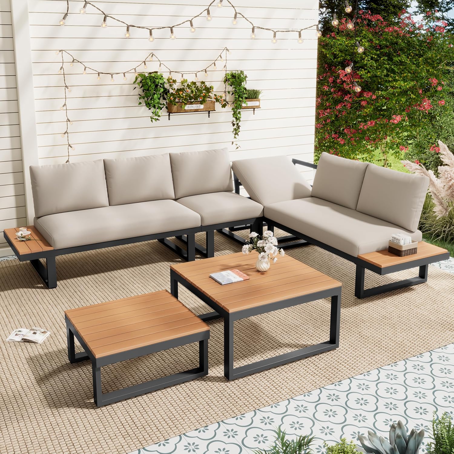 Gartenmöbel-Set, Eckstellung, mit Verstellbarer Neigungsfunktion (5-stufig, bis 55°), verzinktes Stahlrohr, Tischplatte aus Kunststoffholz, mit Zwei Couchtischen, Beige + grau