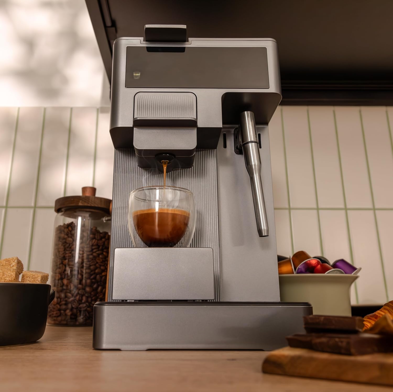 Cecotec Macchina per Caffè Espresso - Macchina Caffè a Capsule FreeStyle Latte T. 1350W, 20Bar, Serbatoio 1,6L di Acqua e 400ml di Latte, Compatibile con Caffè Macinato, Dolce Gusto, Nespresso e K-Fee