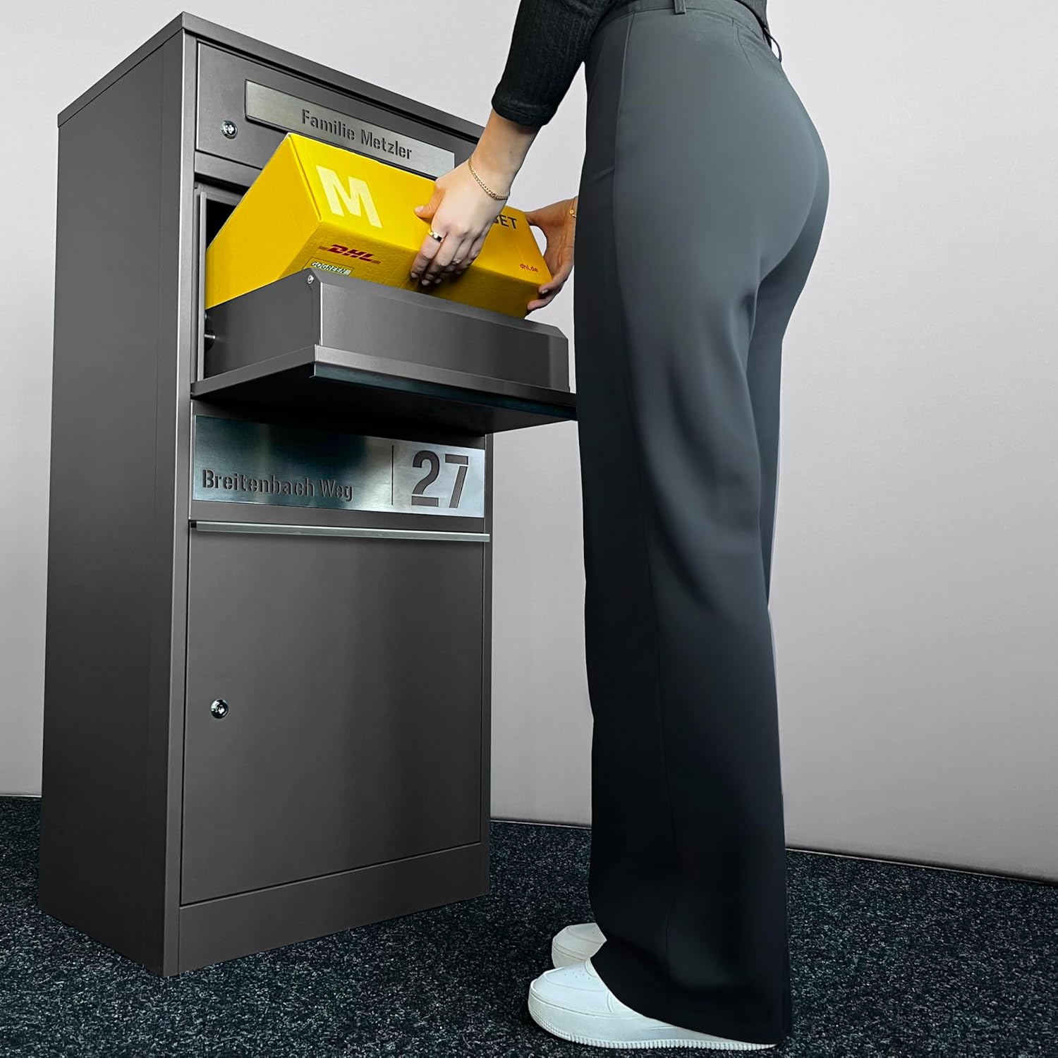 Metzler Briefkasten und Paketbox rostfrei und massiv, paketbox draussen groß XXL, Standbriefkasten modern, Paketkasten, Postbox in DB 703 Eisenglimmer mit Namensgravur, Modell Bispo 2