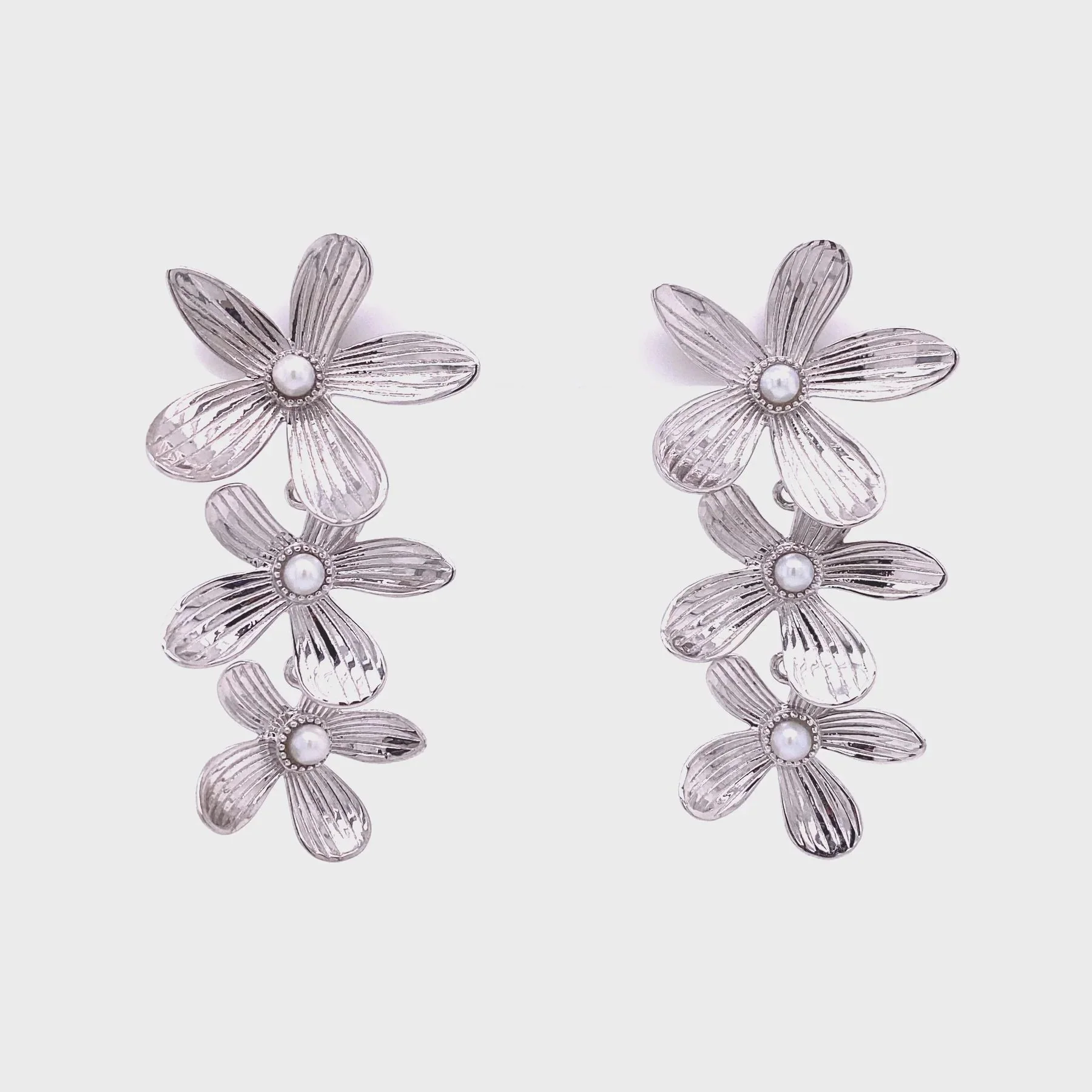 Orecchini 24Kae argento a fiore con perle bianche 42455S