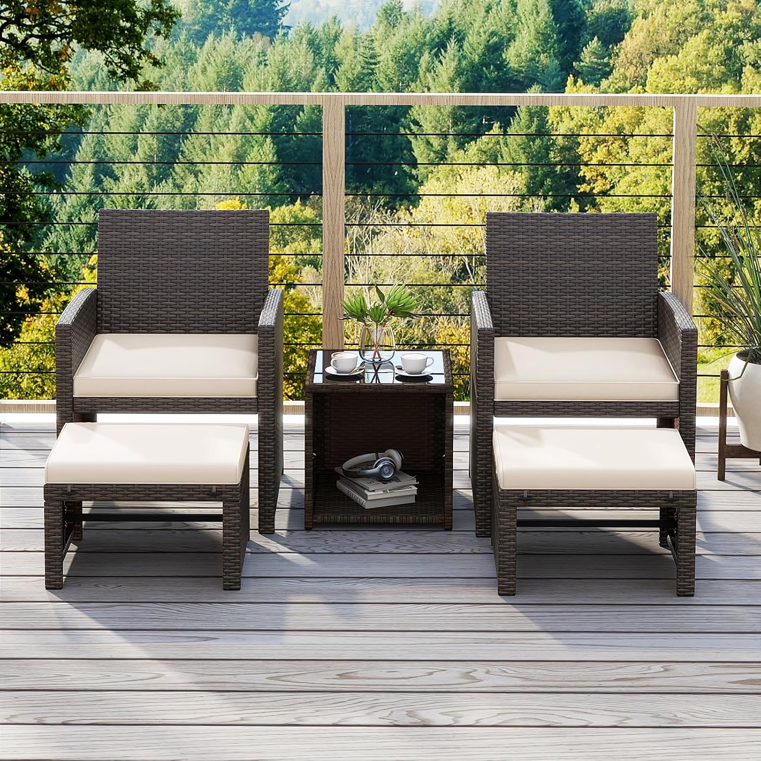 COSTWAY Set di 5 Mobili in Rattan, Set Conversazione da Esterno con Sedia e Ottomana e Tavolino da Caffè in Vetro Temperato, Braccioli Imbottiti, Perfetto per Giardino Cortile Piscina (Bianco)