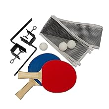 una racchetta da ping pong, palline e rete