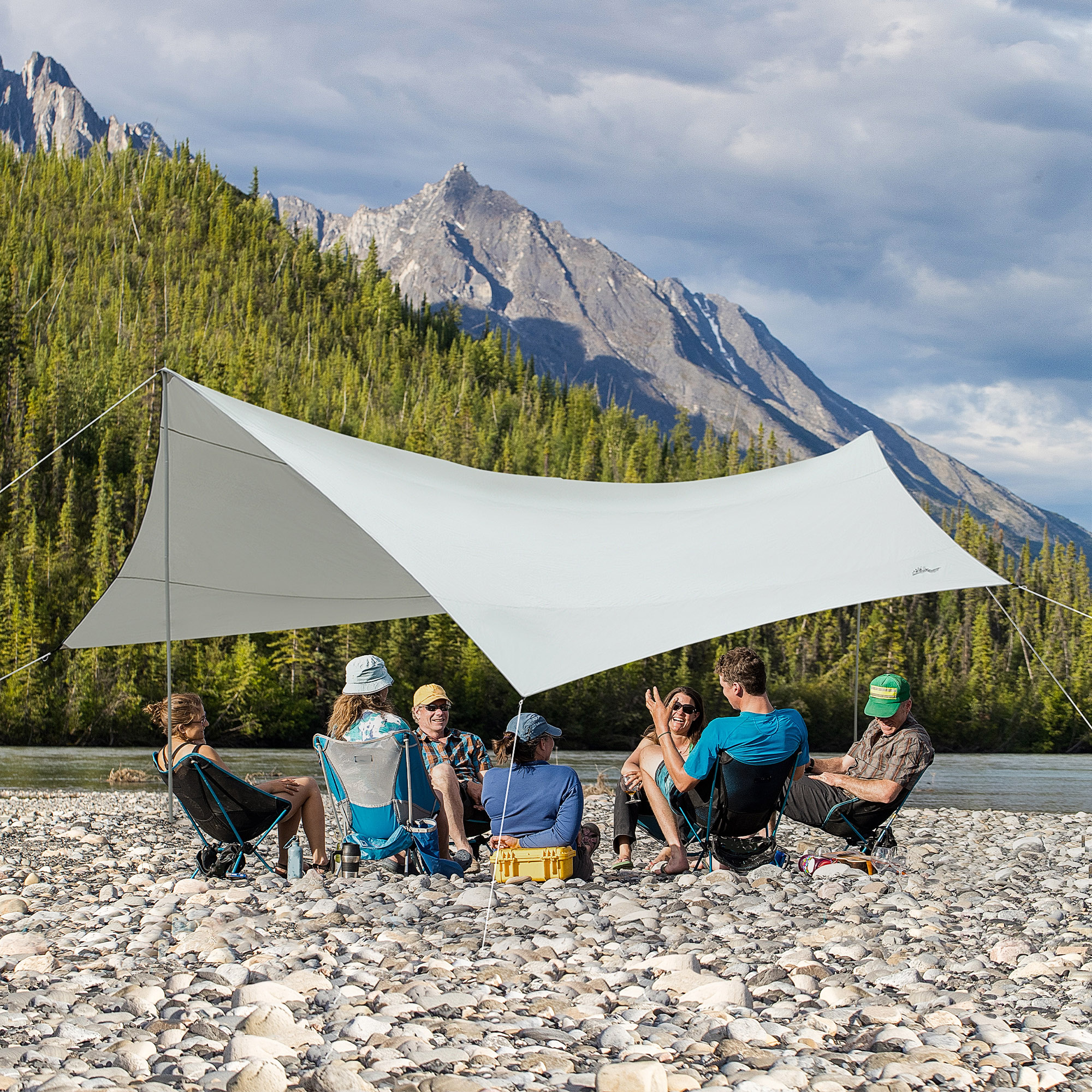 Outsunny Regenschutzplane Sonnensegel Campingplane 5,55L x 5,5B m mit Zwei Hardcore Polyestergewebe High-Density 190T wasserdicht UV-beständig Leicht und Einfach zu Transportieren Grau