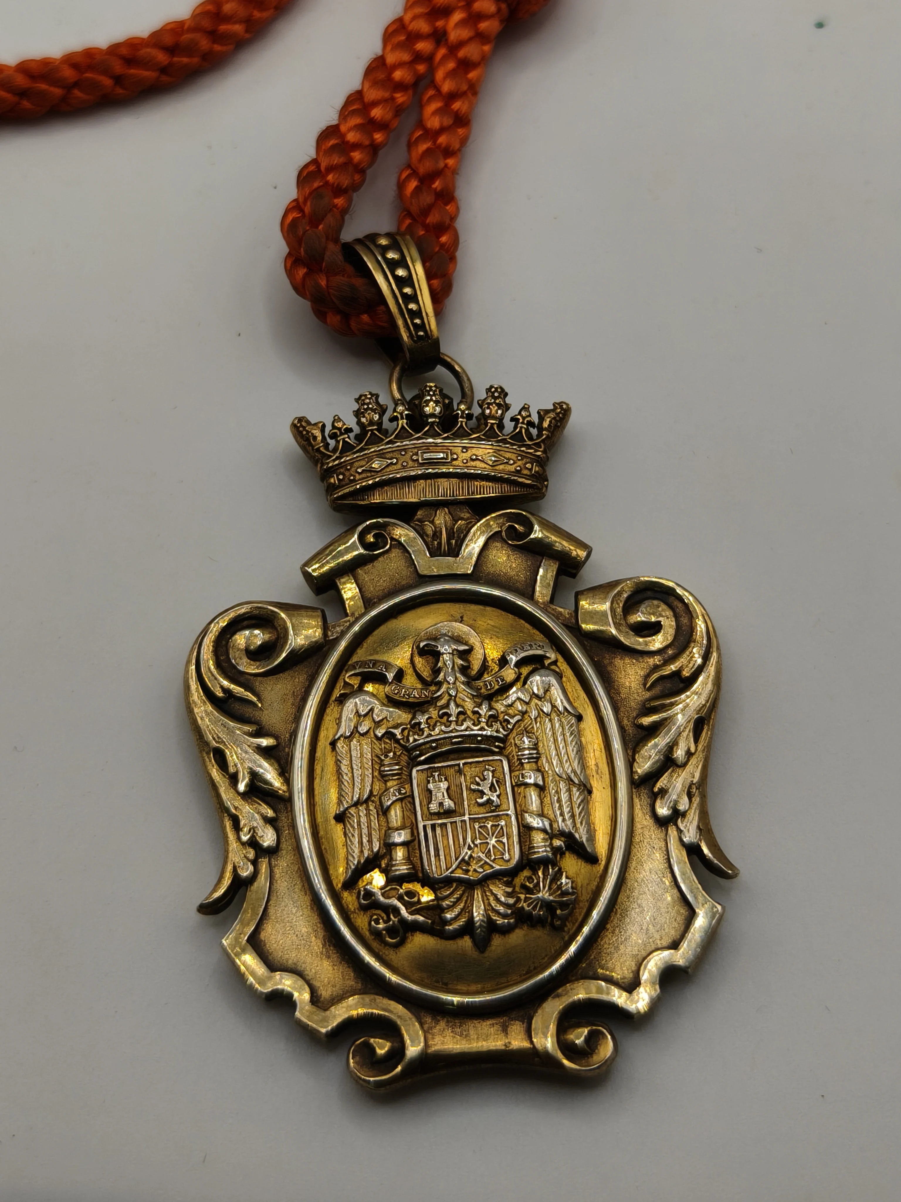 Medalla Claustro extraordinario . ��poca Franco. Plata dorada