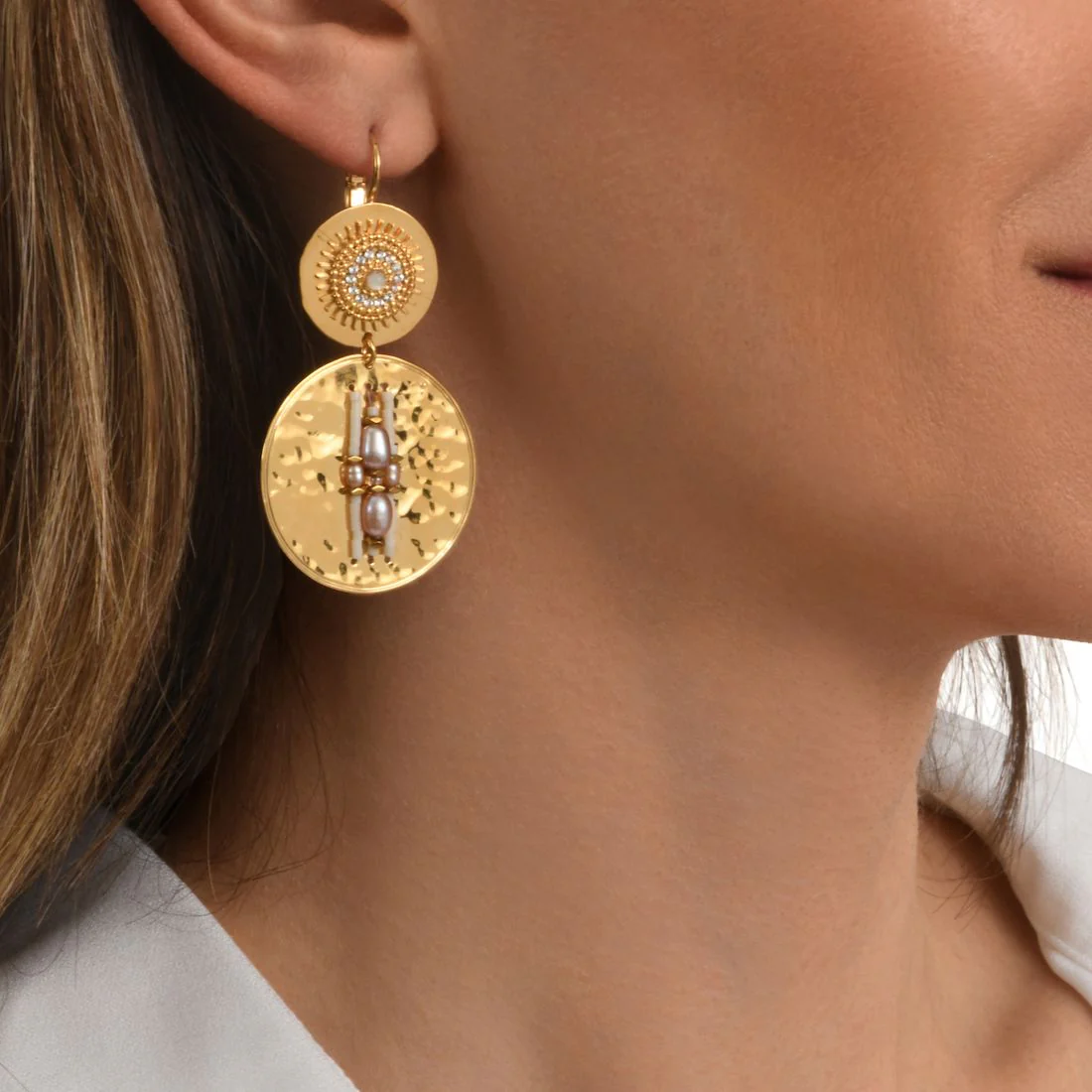 Orecchini pendenti Satellite dorati con perle e madreperla DAK05DO/PE