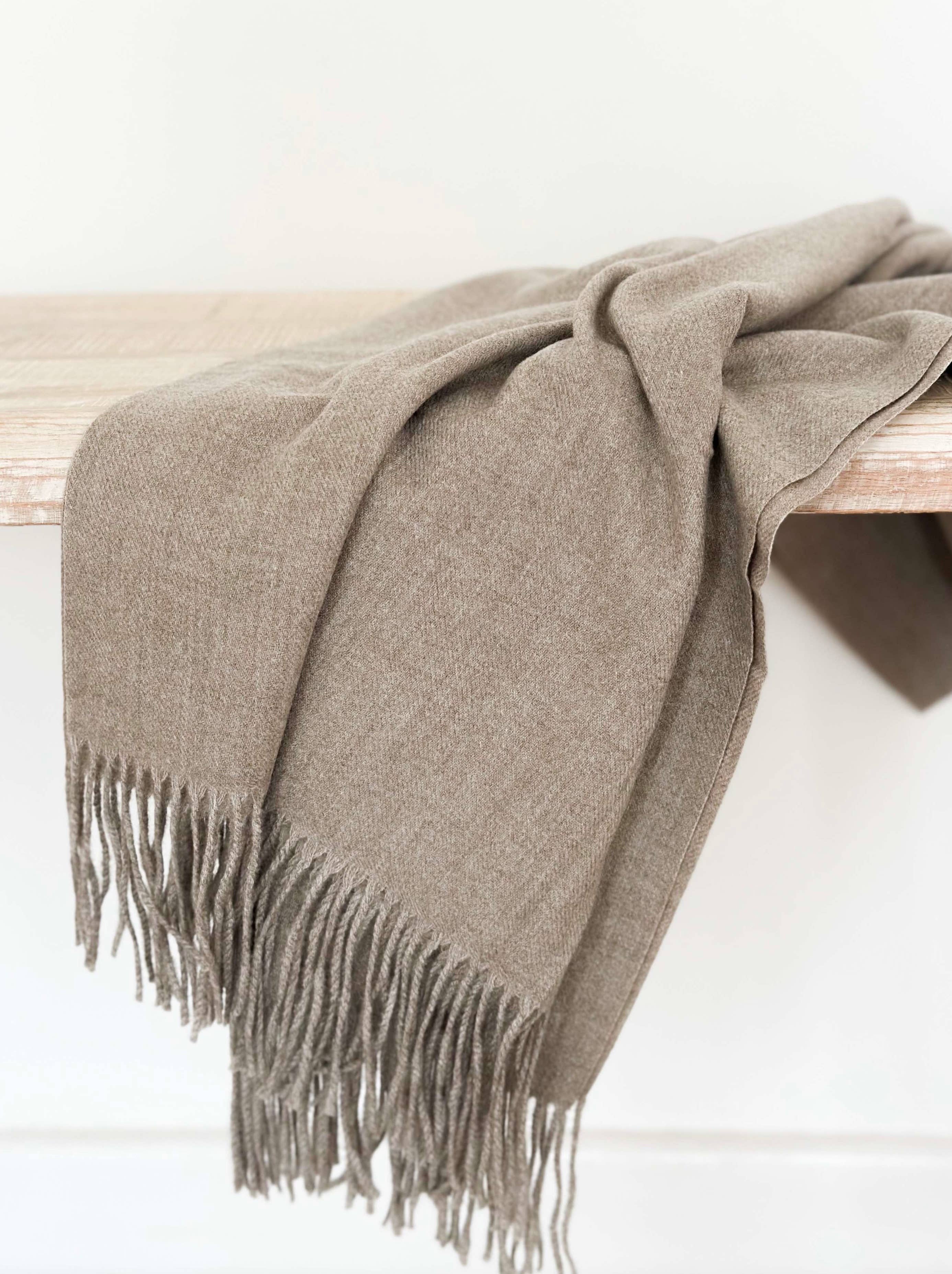 Soft Oatmeal Throw Blanket �C 170 x 65 cm