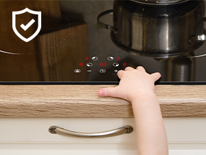 La mano del bambino che si allunga fino a toccare i comandi di un elettrodomestico da cucina, probabilmente una stufa o un forno. Problema di sicurezza evidenziato dall'icona a forma di scudo.