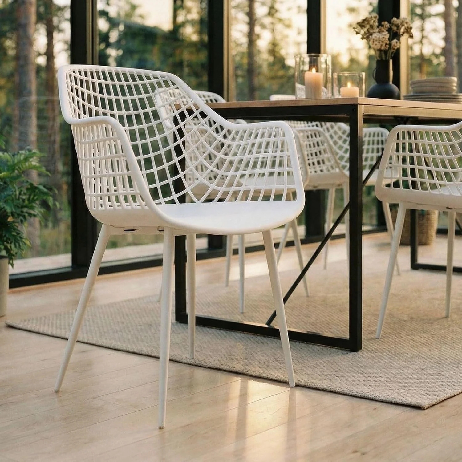 IDIMEX Gartenstühle Lucia im 4er Set, Schalenstuhl mit Armlehne aus Kunststoff, Retro Design für Indoor & Outdoor geeignet, Weiß