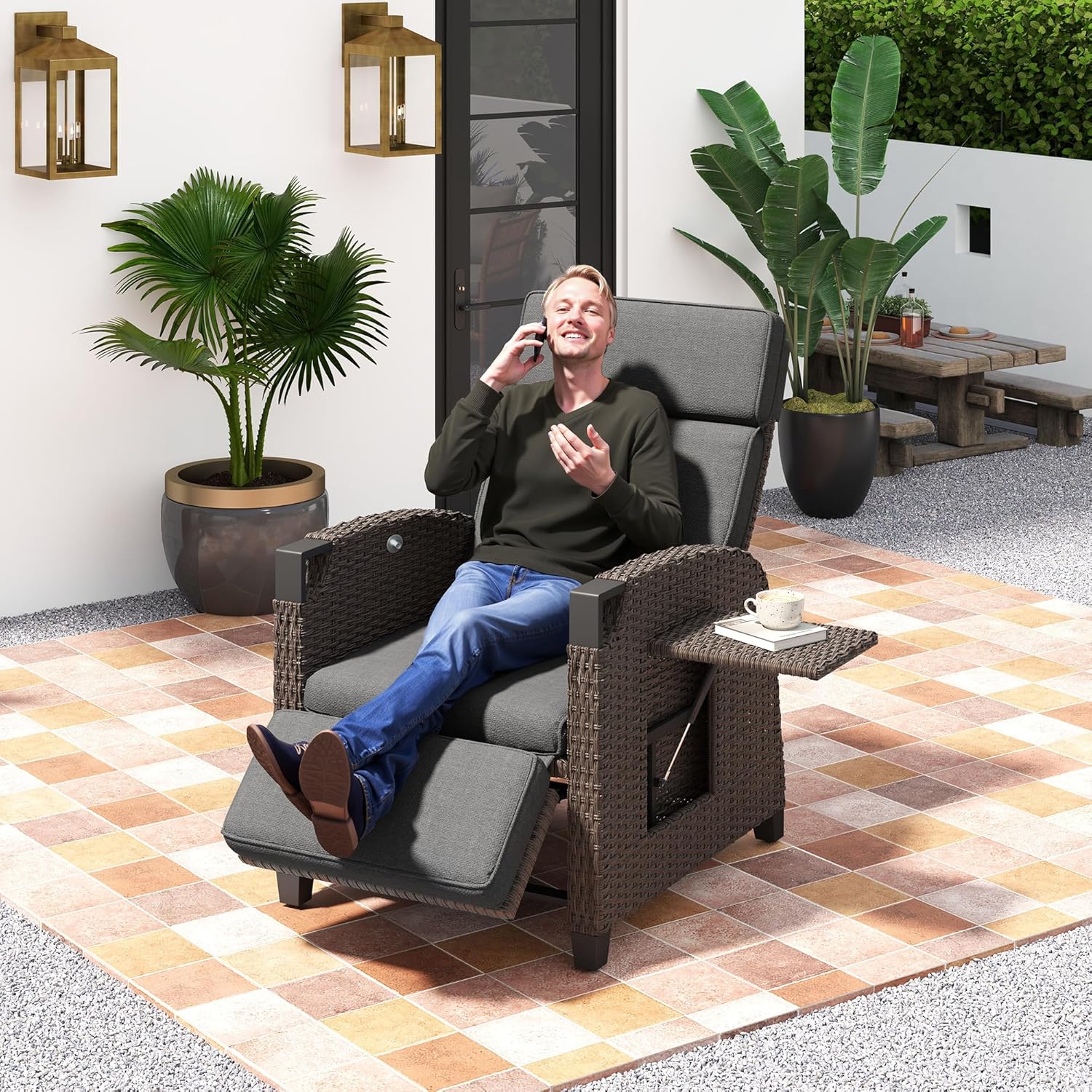 Amopatio Relaxliege Liegesessel, Rattan Sonnenliege mit Verstellbar Rückenlehne und Klapptisch, Outdoor Gartensessel wetterfestes, für Terrasse, Garten, Balkon – Grau & Braun