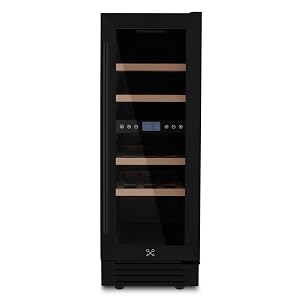 Refrigeratore per vino nero autoportante con porta in vetro, display digitale e più ripiani in legno. Design elegante adatto per conservare e