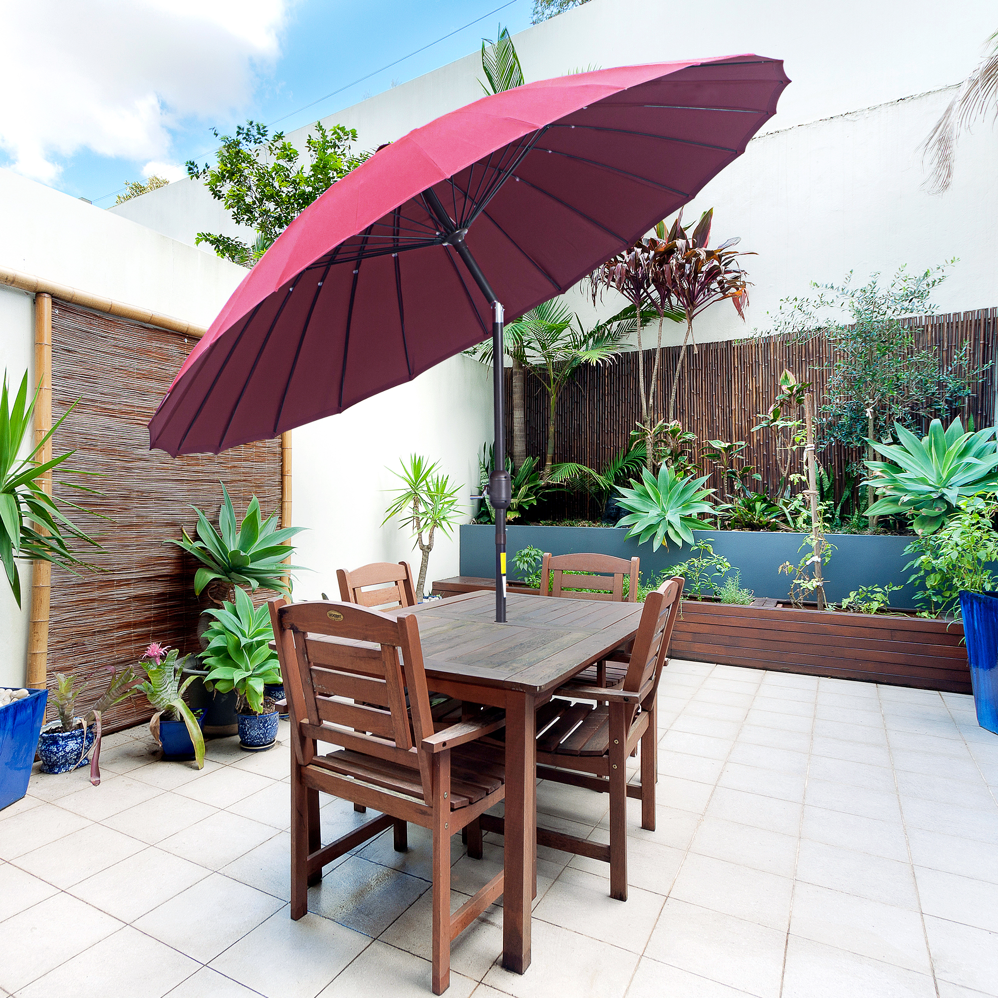 Outsunny Garten Sonnenschirm Neigbarer Sonnenschirm rund mit 24 Fiberglasstreben Kurbel Aluminium Glasfaser Polyester Durchmesser 2,60 m Farbe Rot