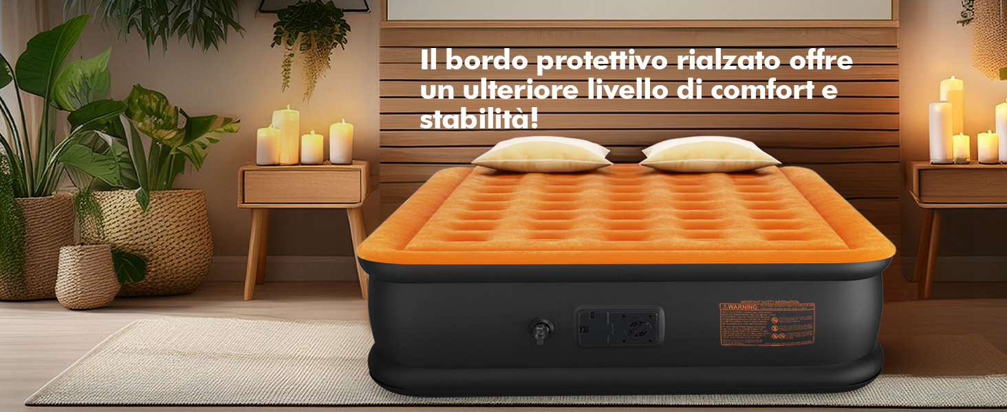 Materasso gonfiabile ad aria arancione in un'accogliente camera da letto. Presenta un bordo protettivo per comfort e stabilità. Candele e piante visibili.