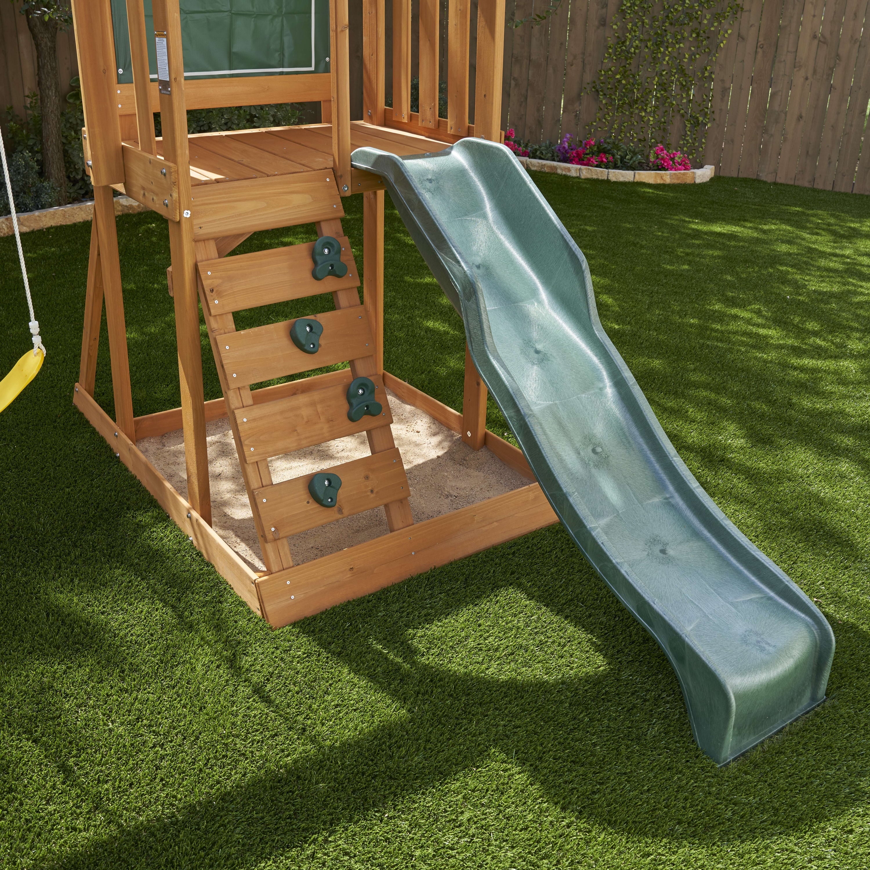 El conjunto de juegos al aire libre KidKraft Ainsley con resbaladilla y pared para escalar