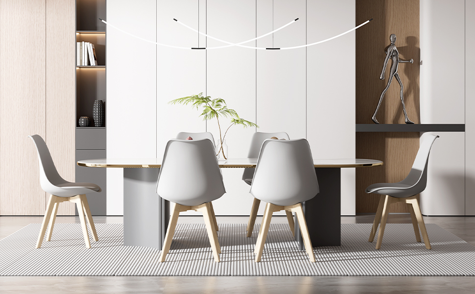 Set da pranzo moderno con tavolo rettangolare in legno e sei sedie imbottite grigie con gambe in legno. Sopra pende una lampada a sospensione minimalista.