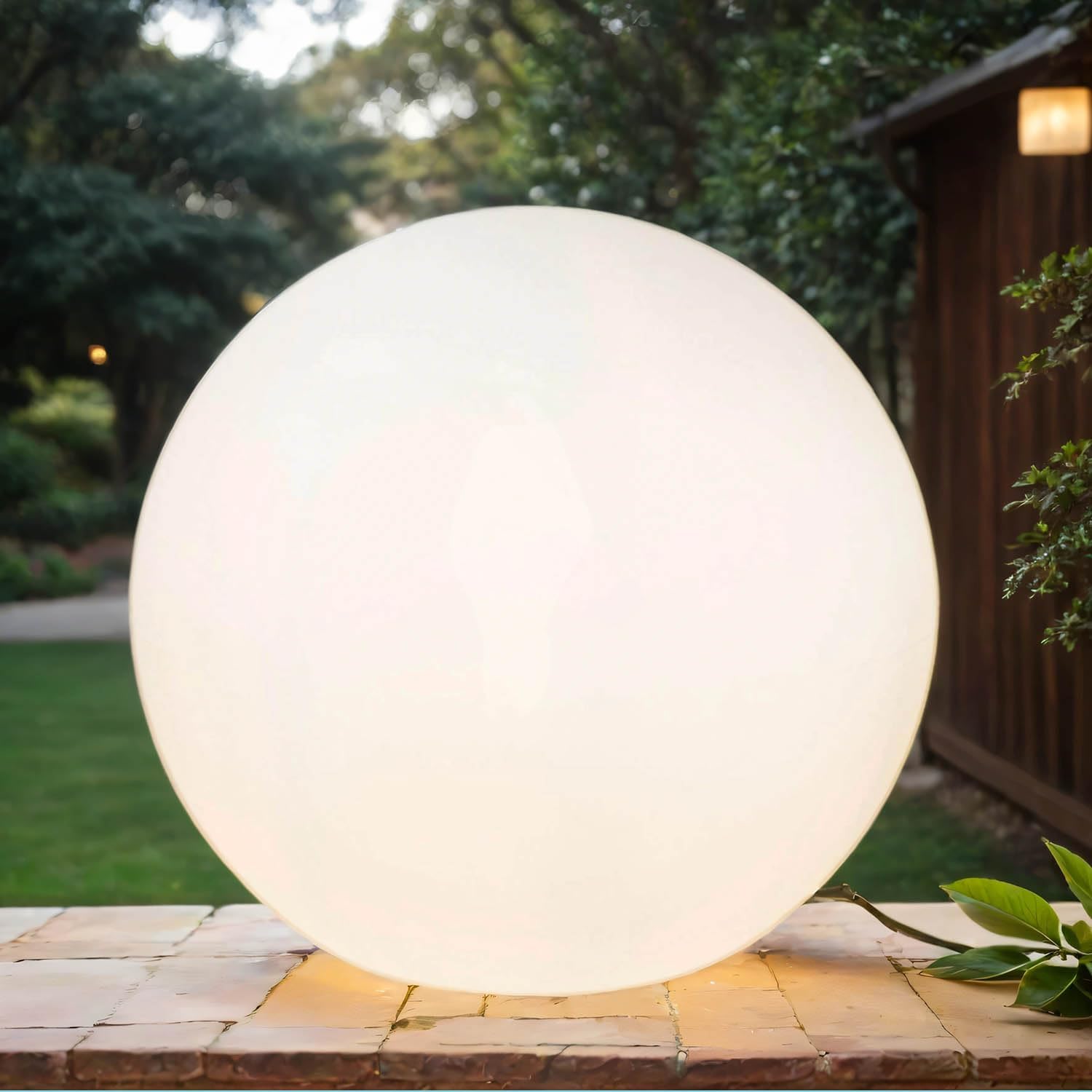 Licht-Erlebnisse Außenleuchte mit Stecker Kabel Ø 60 cm rund IP65 inkl. E27 LED 2700 K warmweiß robuste Wegeleuchte Kugelleuchte Terrasse Garten Lampe