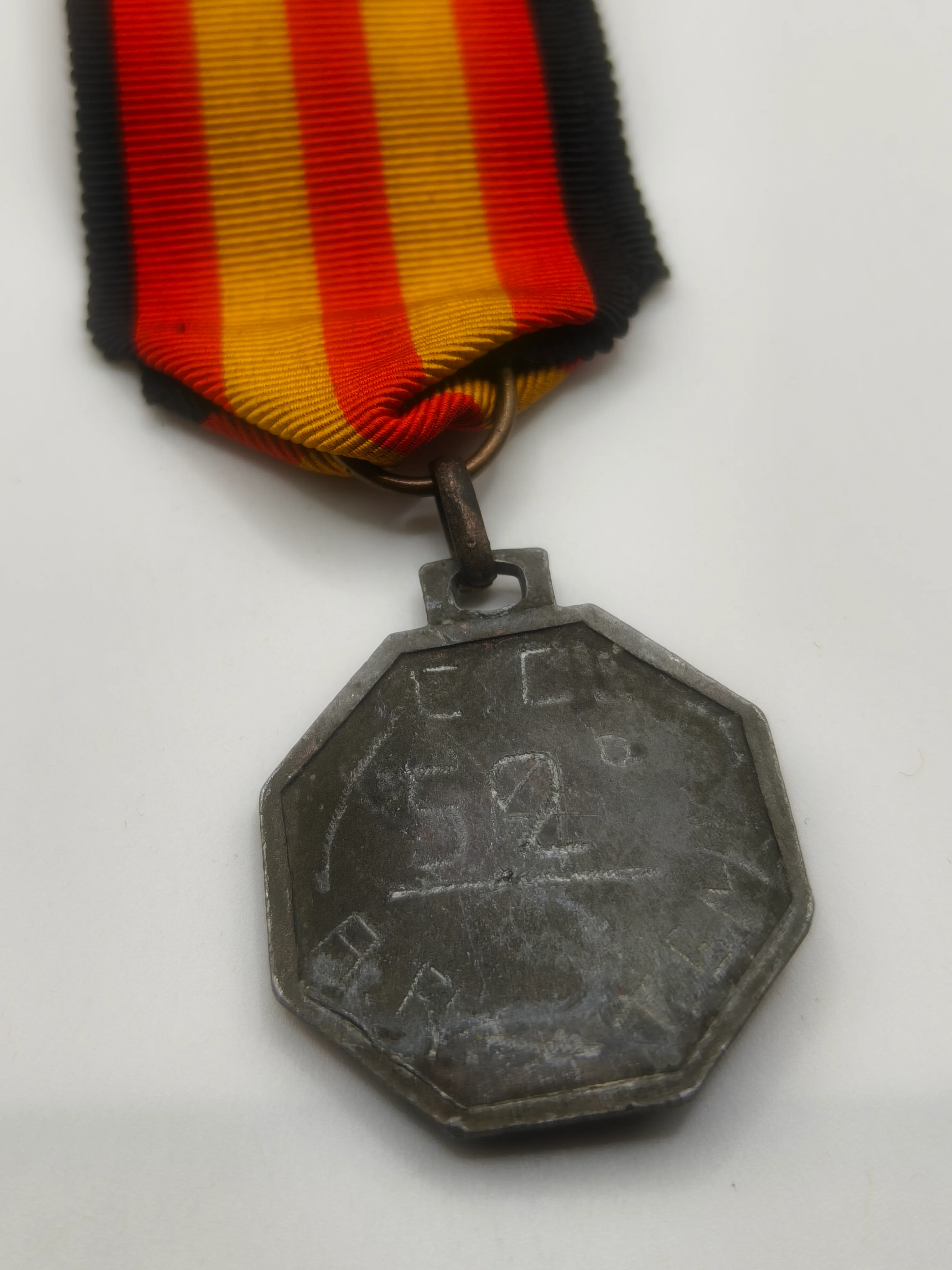 Medalla Divisi��n Garibaldi con cinta guerra de Espa?a
