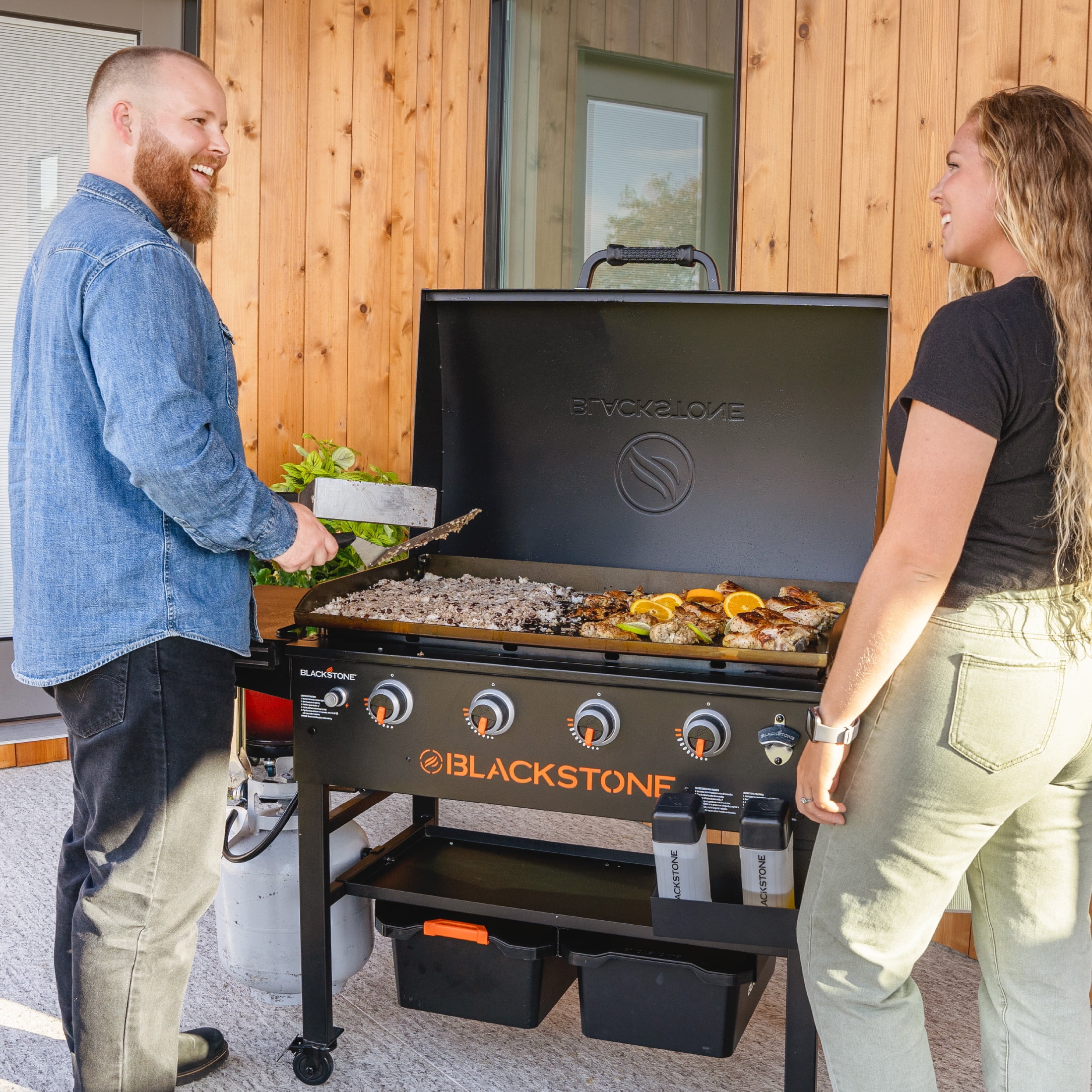 Piastra per barbecue a propano Blackstone Original a 4 fuochi da 36 pollici con cappa e piastra Omnivore - MadeInUSA