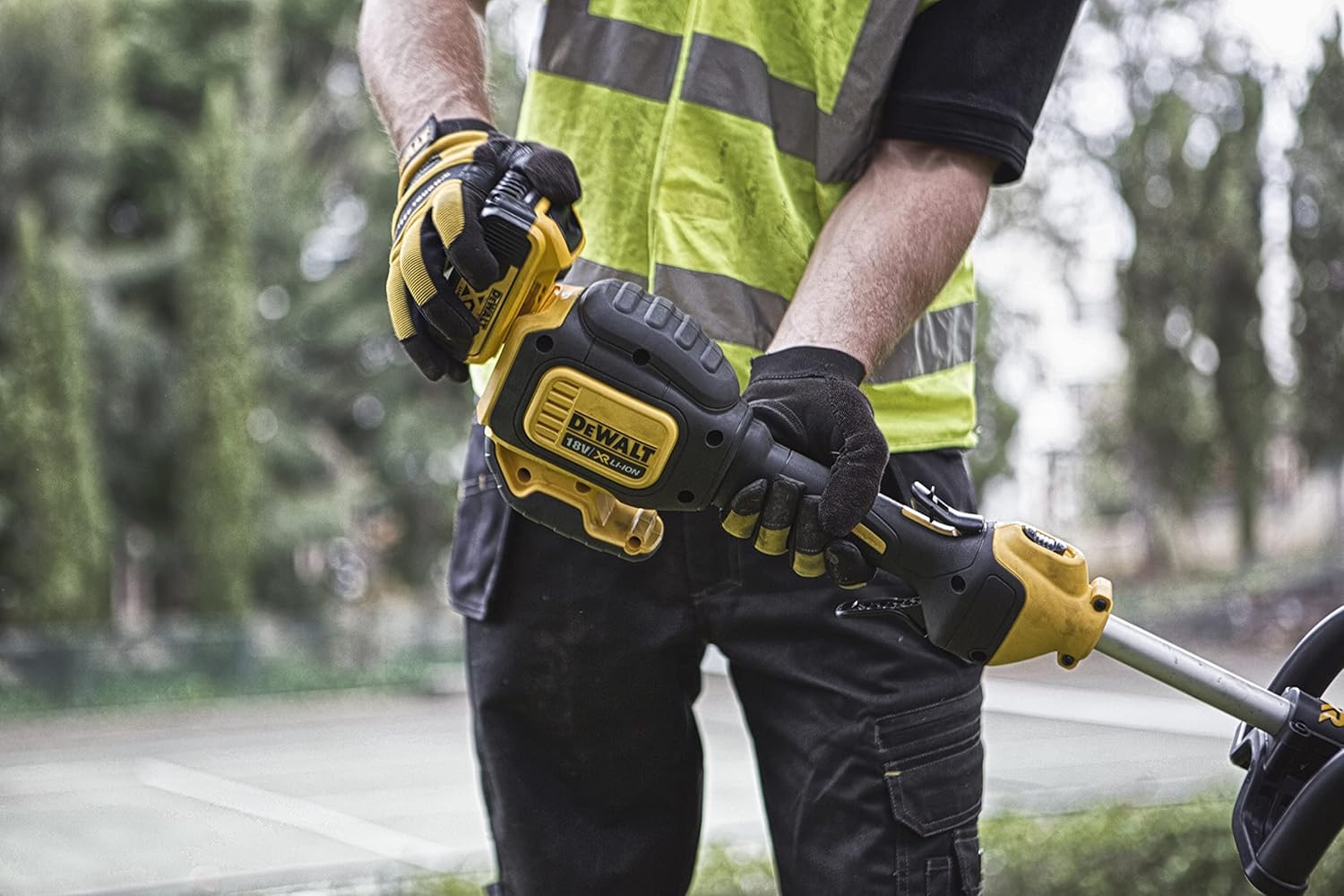 DEWALT Akku-Rasentri mmer (18 Volt, bürstenlos, 30 cm Schnittbreite, zwei-Stufen-Elektronik, Bumb-Feed Fadenverlängerung, für große Flächen und Gärten, Lieferung ohne Akku und Ladegerät) DCM561PB