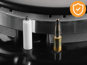 Primo piano di un'apparecchiatura audio che mostra un braccio metallico e una cartuccia posizionati sopra un disco in vinile, con un'icona a forma di scudo che suggerisce