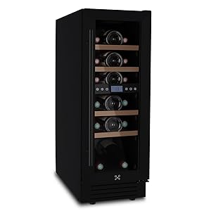 Cantinetta frigo da appoggio nera con porta in vetro. Interno illuminato, con diversi ripiani che contengono bottiglie di vino. Display digitale visibile sulla parte anteriore