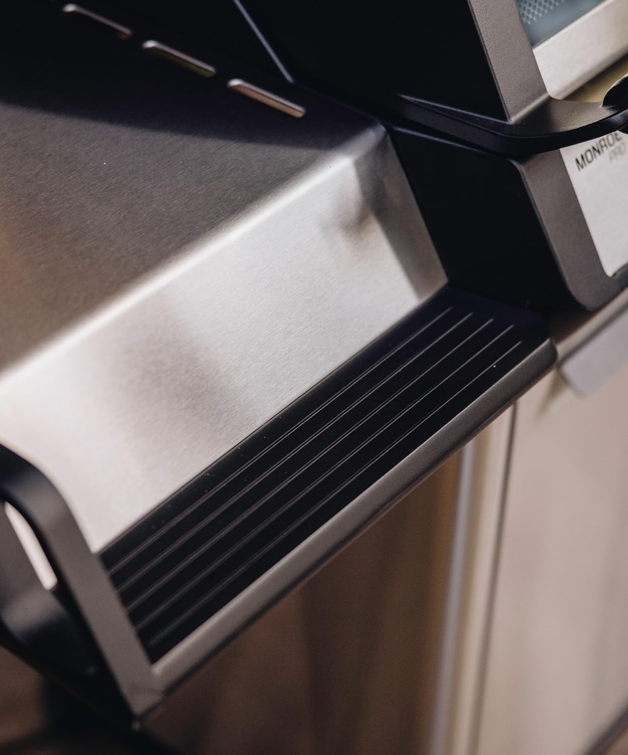 Enders® Gasgrill Monroe Pro 4 SIKR Turbo, 4-Brenner, mit Kocher und Infrarot-Heckbrenner, PanoVision Sichtfenster, Gussrost, Aluguss Grill, 800 °C TURBO ZONE™, SIMPLE CLEAN™, #8362