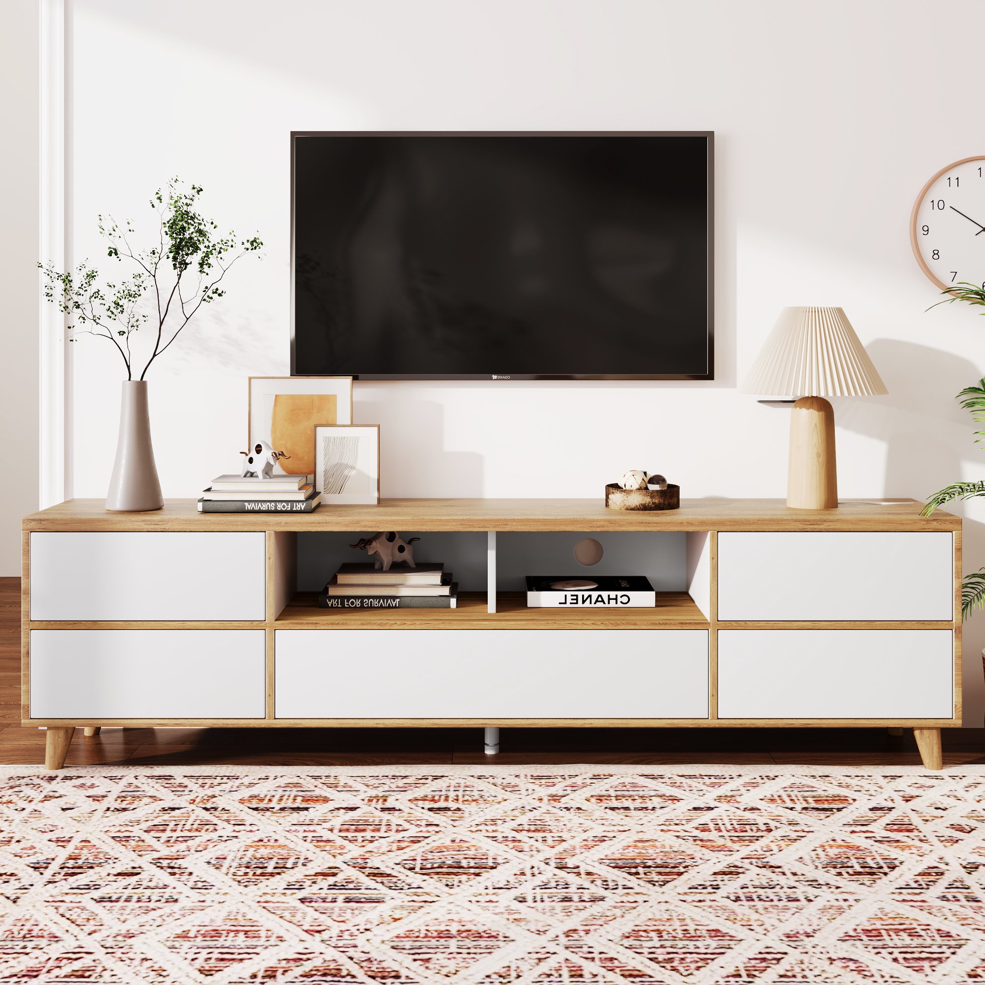 TV-Schrank im Landhausstil, mit Fächern und Türen für stilvolle Wohnzimmer-Einrichtung, Weiß und Holzfarben,