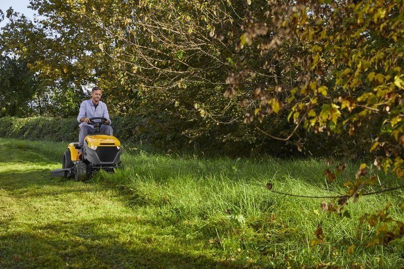 STIGA Tornado 5108 W trattorino da giardino 108 cm - motore bicilindrico ST550 da 586 cc - scarico laterale e mulching - asse anteriore in acciaio - fari a LED - gancio di traino e carica batteria