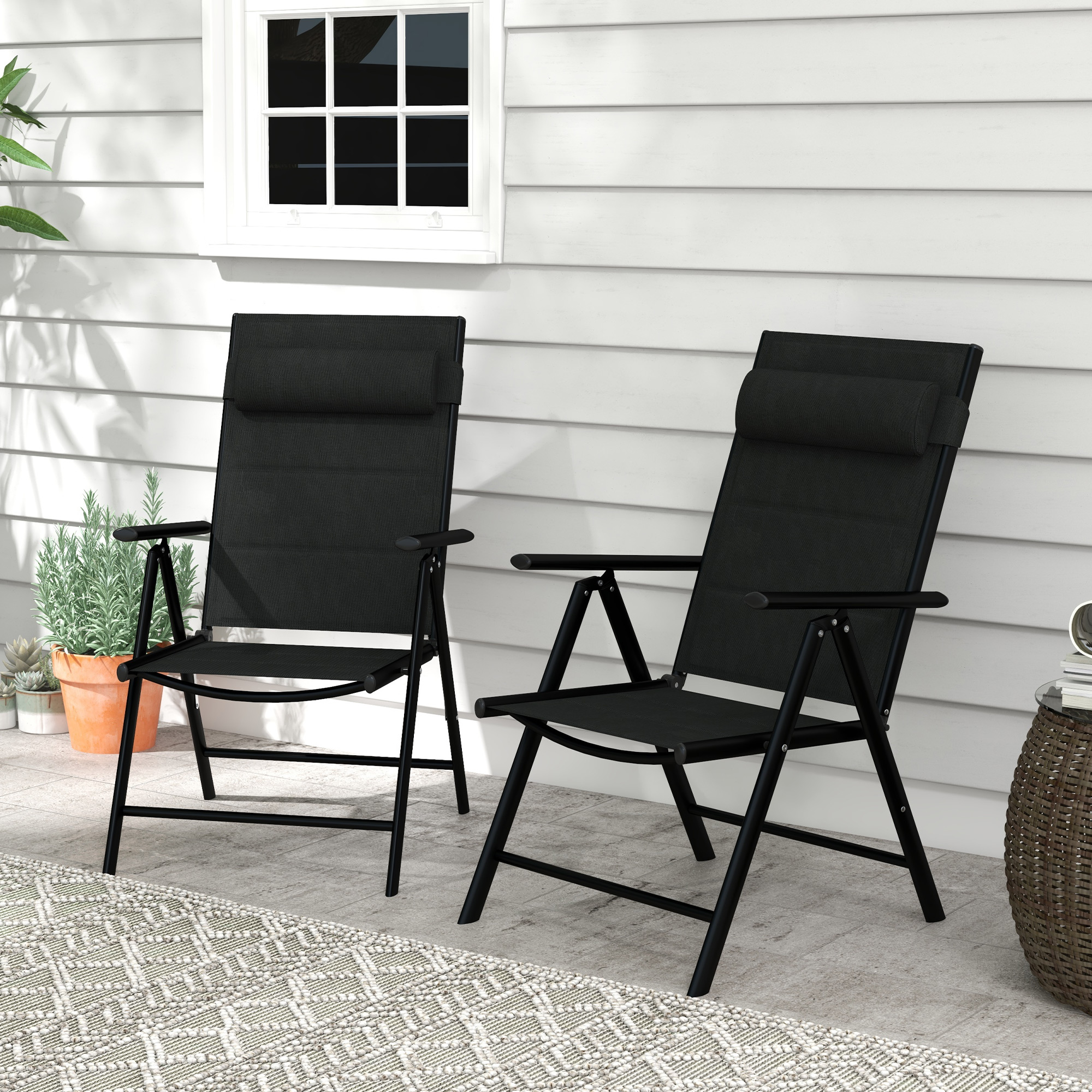 Outsunny Set mit 2 klappbaren Gartensesseln mit Kopfstütze, Armlehnen und Aluminiumrahmen Maße 54 x 67 x 108 cm Schwarz