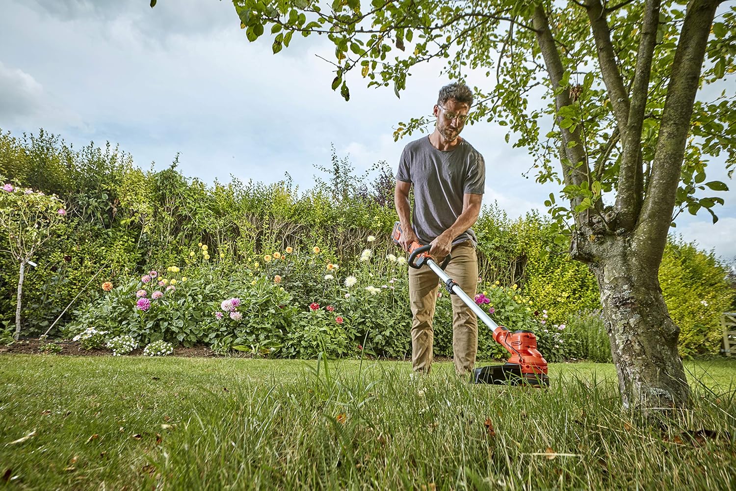 BLACK+DECKER Rasentrimmer mit Akku und Ladegerät - Freischneider - Rasenkantenschneider 36V 2,5Ah, Schnittbreite 33 cm, kohlebürstenloser Motor, mit Fadenverlängerung, Variable Drehzahl BCSTA536L1