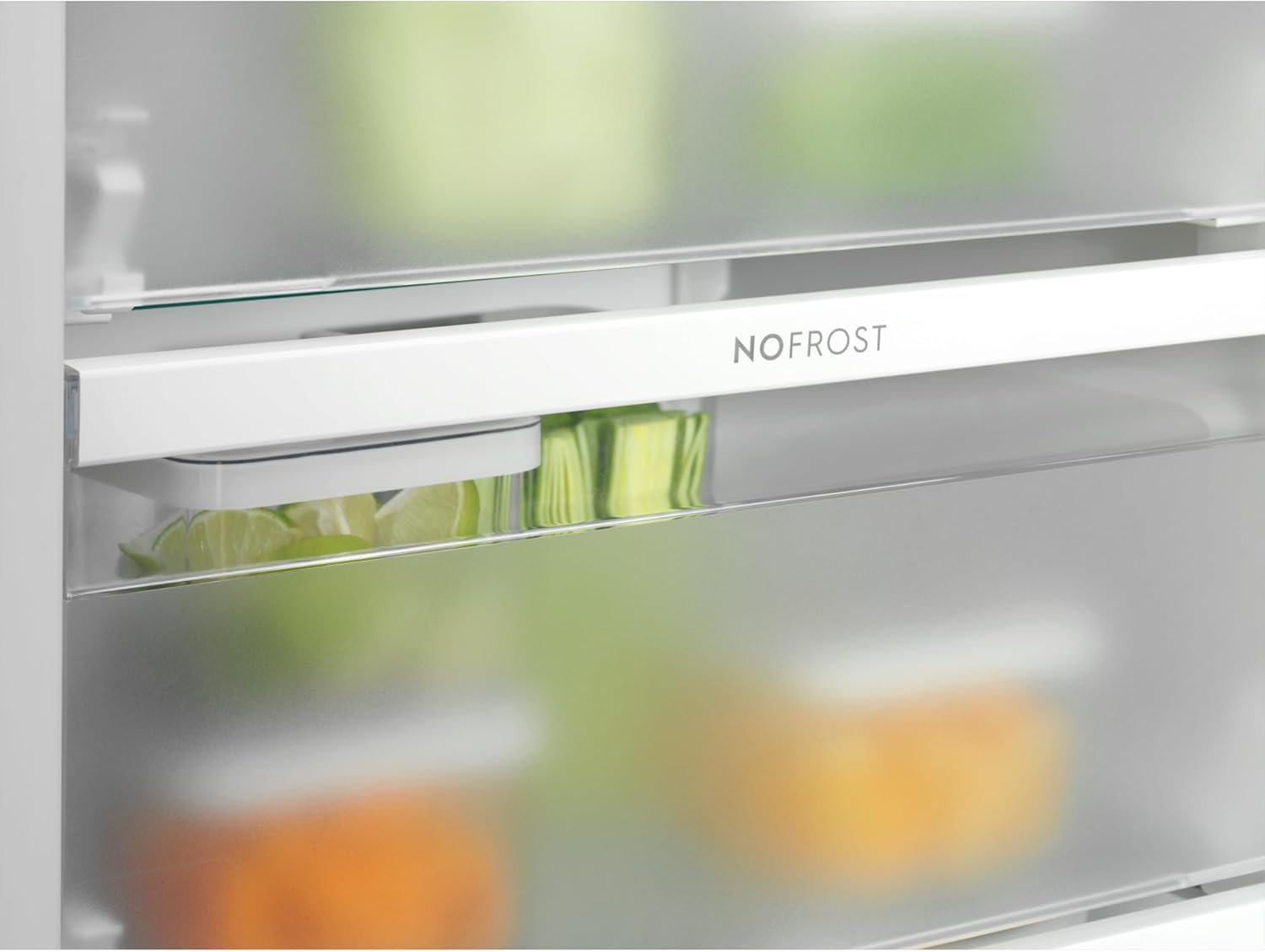 Electrolux EUN7NE18S – Congelatore verticale da incasso Serie 700 No Frost 212 L (700 cm³), altezza 177,2 cm, Classe energetica E, funzione FastFreeze e allarme porta