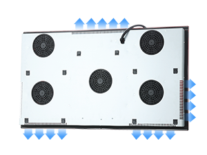 Pad di raffreddamento rettangolare bianco per laptop con cinque ventole circolari nere disposte secondo uno schema, con indicatori direzionali del flusso d'aria blu lungo i bordi