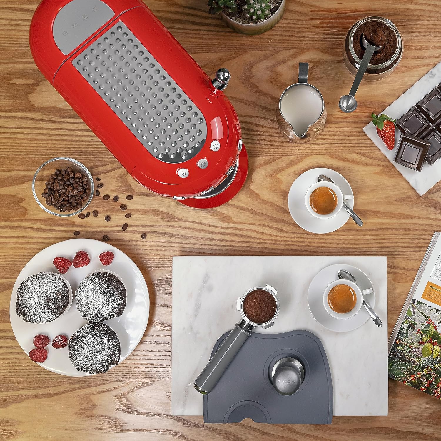 Smeg, ECF01WHEU Manual Espresso -Maschine, Cappuccino -System, Thermoblock, große Tassengehäuse und Doppelkaffeefunktion, 1 l Wassertank, kompakte Abmessungen, 1350W, Weiß