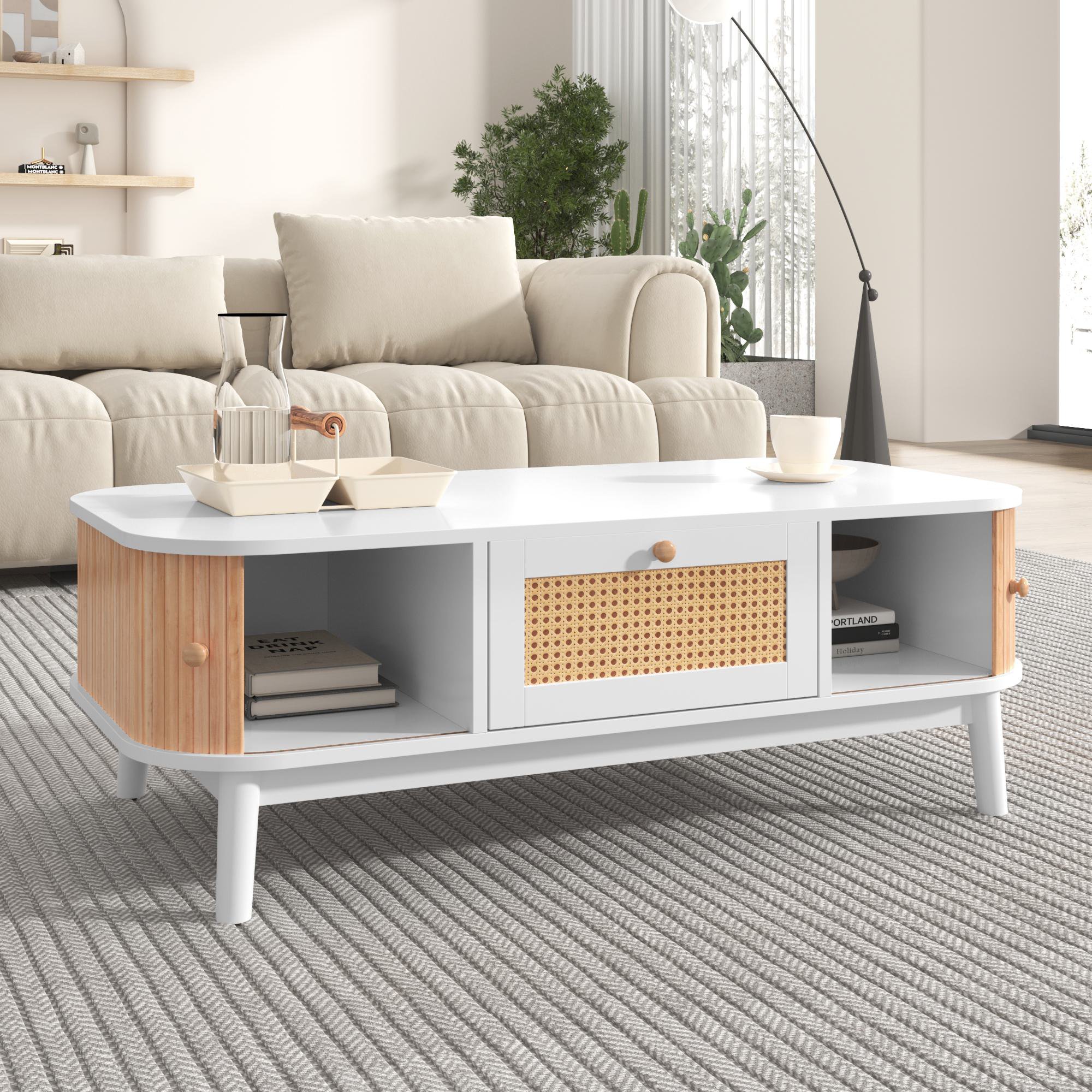 Couchtisch aus Rattan mit Massivholzbeinen, Schubladen und Schiebetüren im natürlichen Landhausstil, Holzfarbe und Weiß