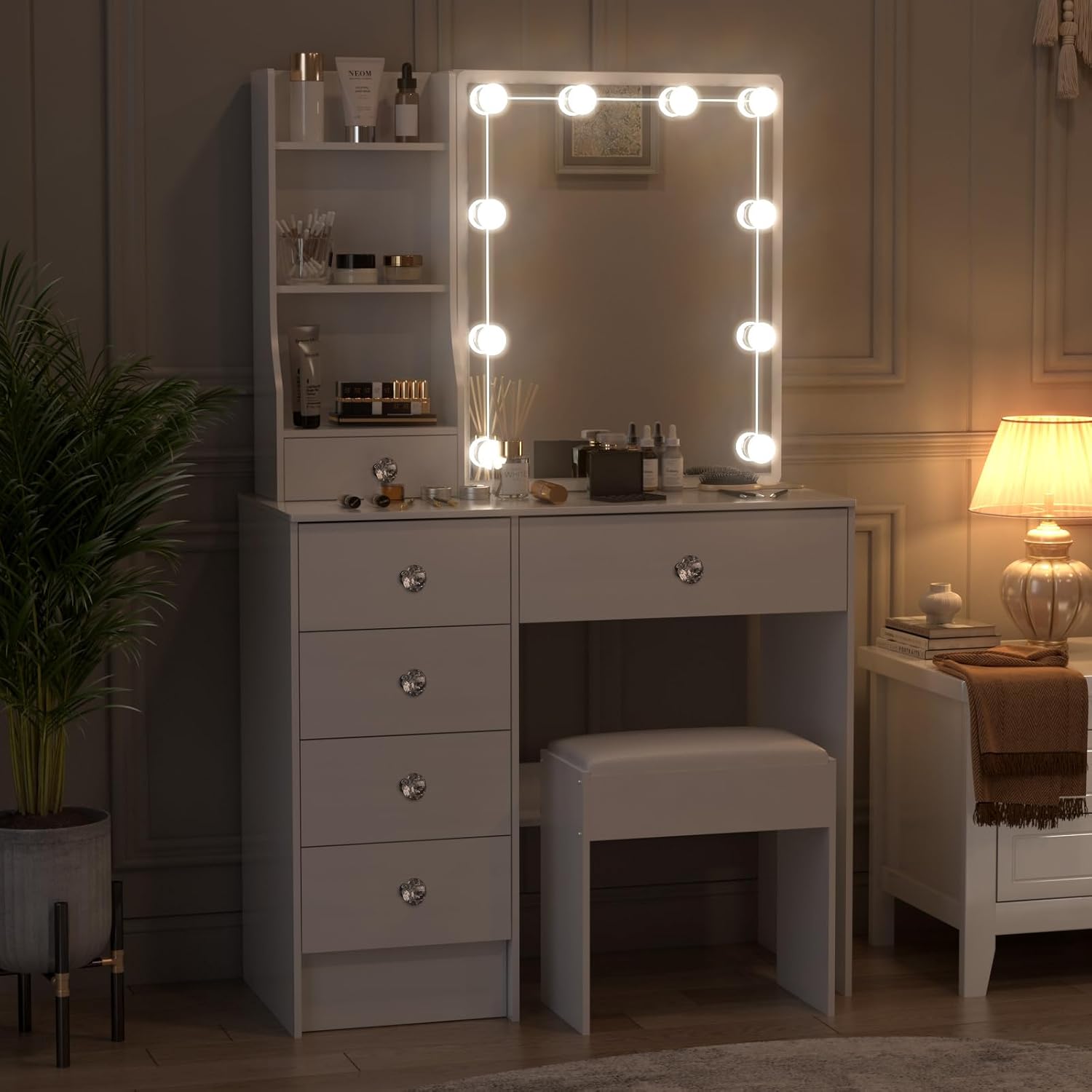 Toeletta Trucco con Specchio e Sgabello, Postazione Make-up Robusta con Luci Dimmerabili e Guida Video, Scrivania da Trucco con 6 Cassetti e 6 Ripiani, Bianco, 36×80×131 cm, H3999