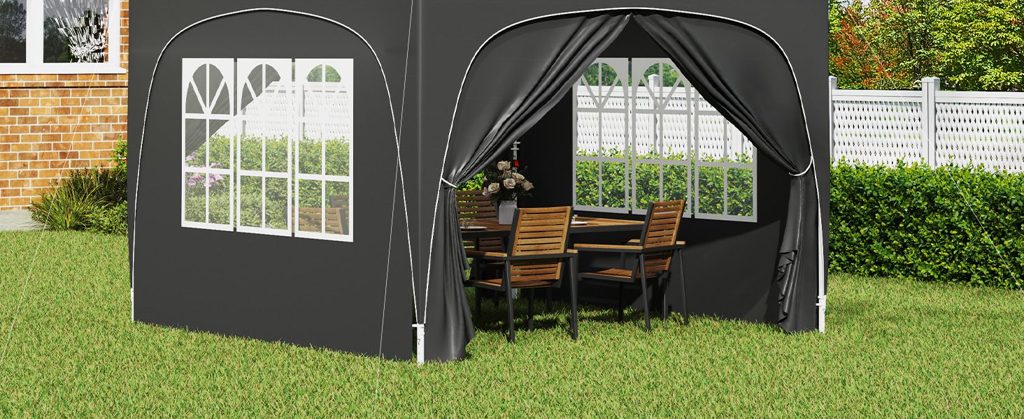 Tenda gazebo da esterno grigia con pannelli finestrati e porta ad arco, contenente mobili da giardino in legno su