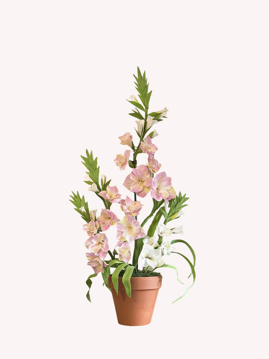 Flores de gladiolos hechas de papel crepé realista en una maceta de terracota.
