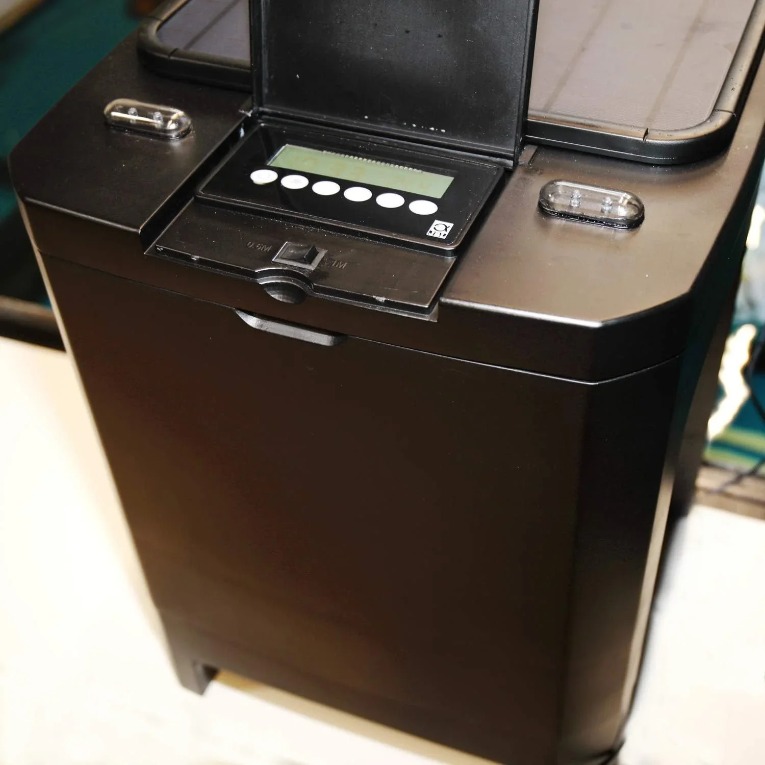 JBL Futterautomat f��r Koi und andere Teichfische, PROPOND AUTOFOOD, Wetterfest, Solar, 37,5 x 37,5 x 46,2 cm, schwarz