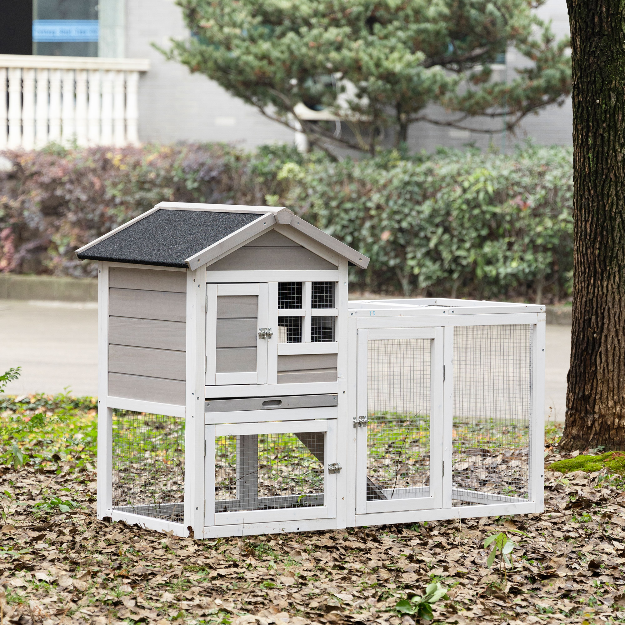 PawHut Kaninchenstall Hütte - oberes Gehege mit Rampe und Außengehege - herausziehbare Schublade, bitumiertes Dach, 4 verriegelbare Türen - Maße 128L x 64B x 92H cm Fichtenholz Weiß Grau