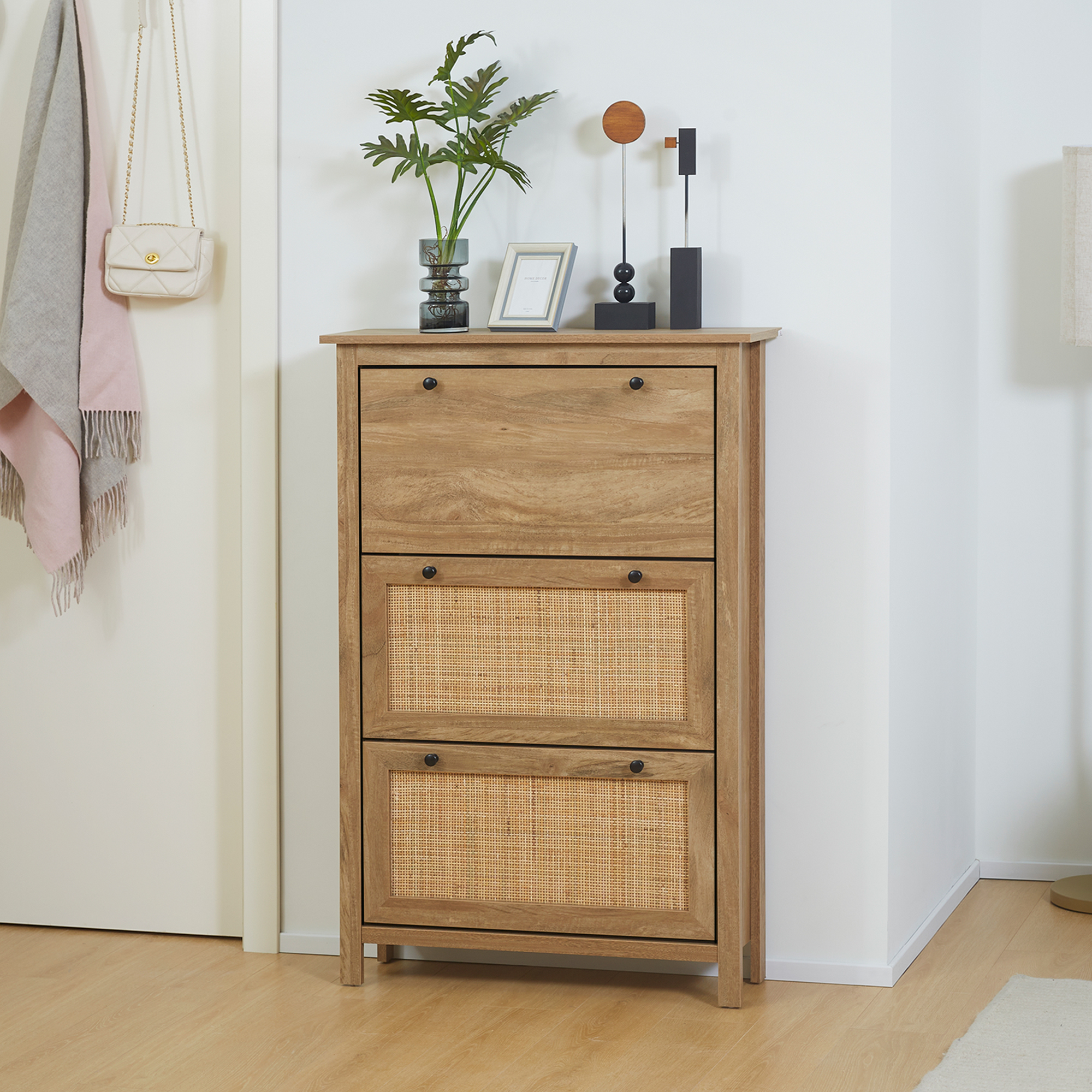 HOMCOM Schuhschrank, bis 18 Schuhpaare, 3 Kippfächer, Rattandekor, Naturholzoptik, 80 x 23,5 x 121,5cm