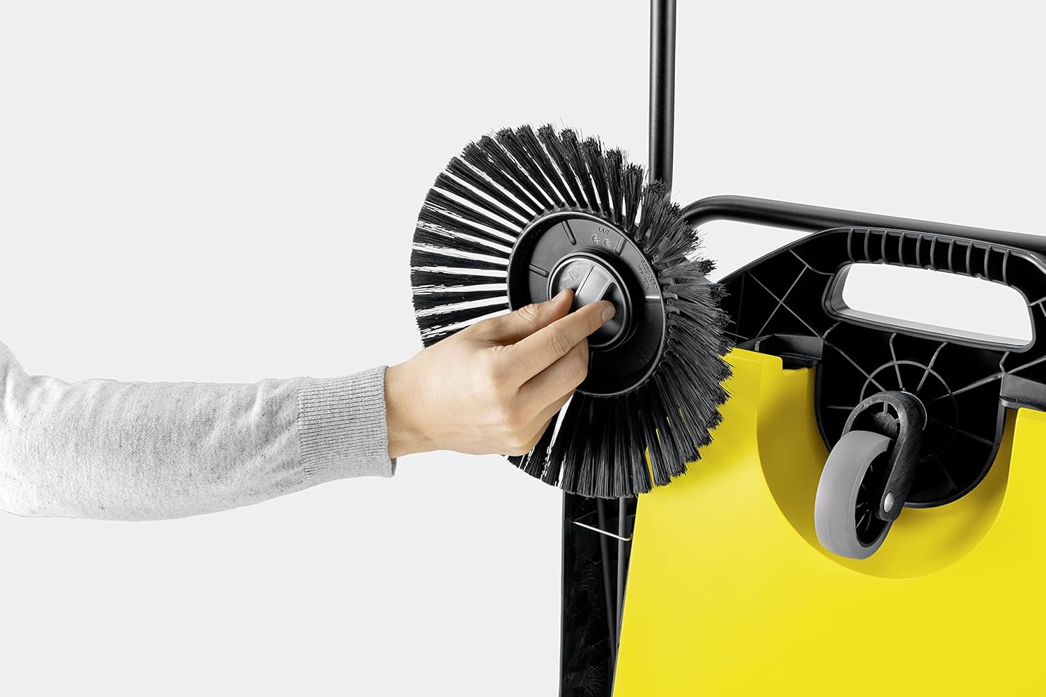 Kärcher S 4 Twin Push Kehrmaschine mit Bürsten, zur Reinigung von Gehwegen, Einfahrten und Gartenwegen
