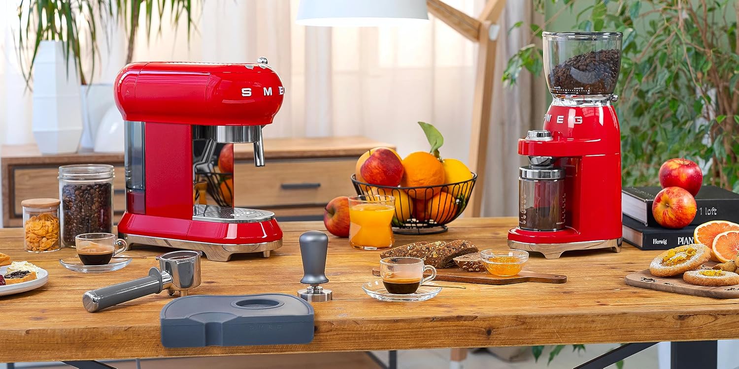 Smeg, ECF01PGEU Manual Espresso-Kaffeemaschine, Cappuccino -System, Thermoblock, groe Tassengehuse und Doppelkaffeefunktion, 1 l Wassertank, kompakte Abmessungen, 1350W, Pastellgrün