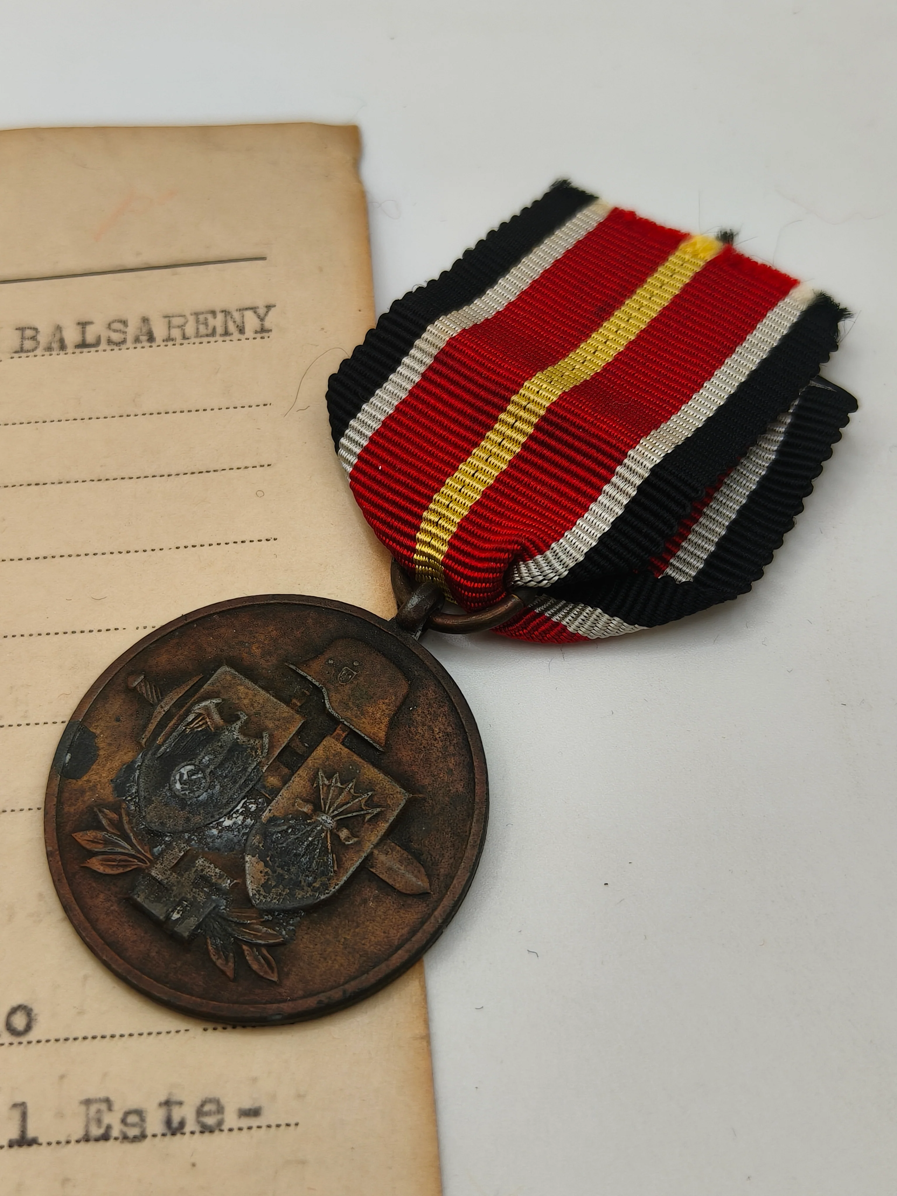 Medalla anti bolchevique con documento divisi��n azul. IIWW