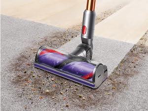 Spazzola Dyson Motorbar che rimuove detriti da tappeti e pavimenti.